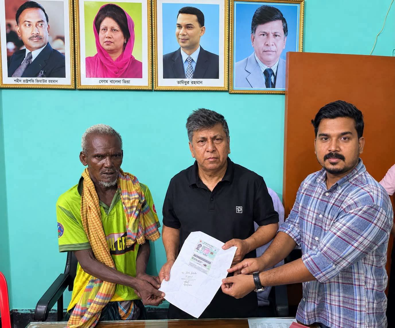 দৃষ্টিশক্তি হারাতে বসা রিকশাচালকের পাশে এমপি আব্দুল মান্নান